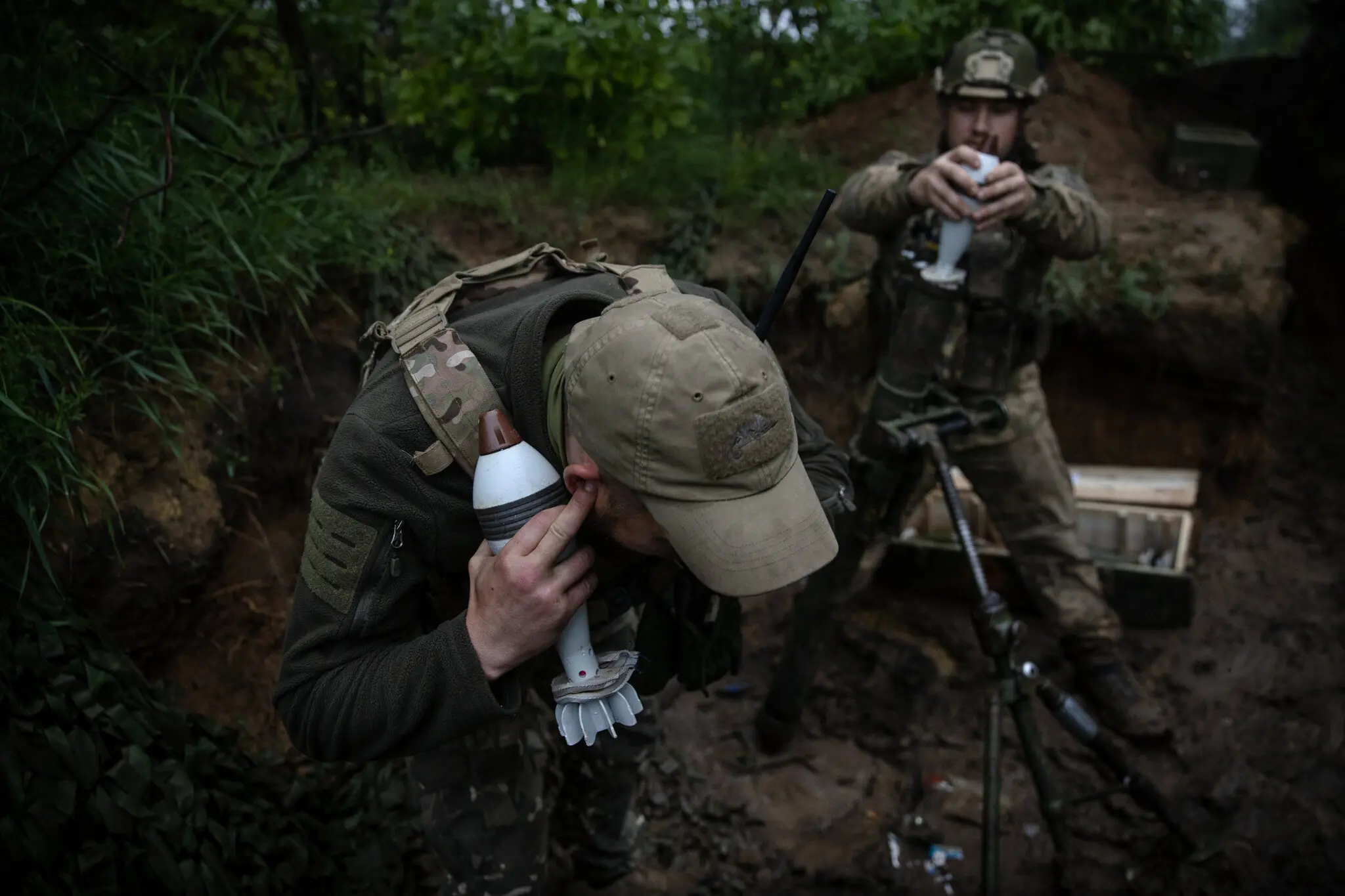 Бійці 35-ї бригади морської піхоти України на мінометній позиції в районі Авдіївки Донецької області на сході України обстрілюють позиції росіян у травні